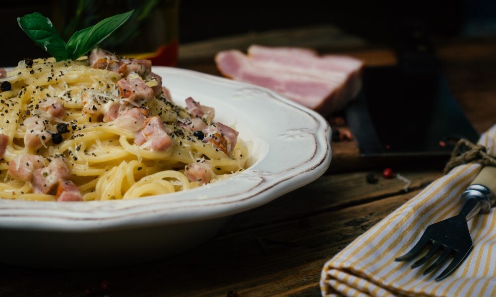 Klasické carbonara som sa naučila na dovolenke v Ríme. Ako hovorievala „Nonna“, päť ingrediencií a „basta“