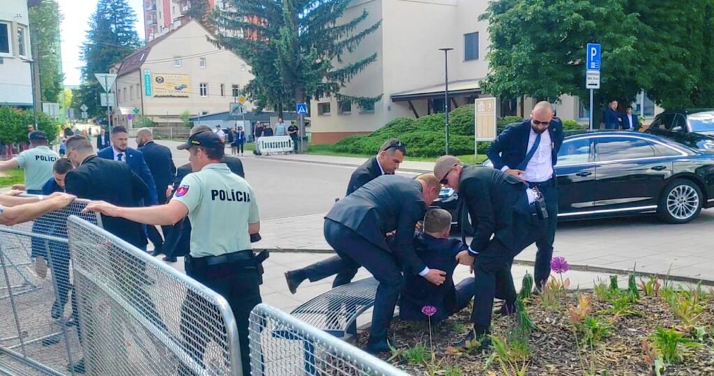 Chmelár: „Slovensko prežilo najdramatickejší deň svojej modernej histórie – 1. atentát na slovenského politika. Teraz sme v ohrození všetci. Robo, drž sa, potrebujeme ťa!“ Chmelár: „Slovensko prežilo najdramatickejší deň svojej modernej histórie – 1. atentát na slovenského politika. Teraz sme v ohrození všetci. Robo, drž sa, potrebujeme ťa!“