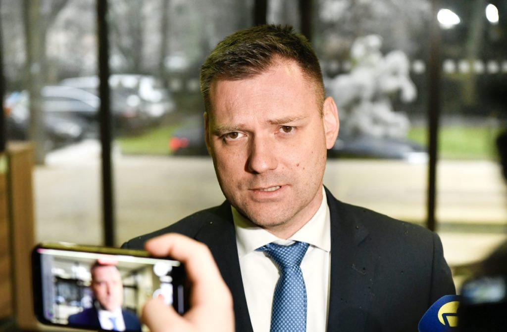 Vládu atentát na premiéra neodradil, práve naopak: Taraba s Kaliňákom avizujú prípravu ďalších výjazdových rokovaní Vládu atentát na premiéra neodradil, práve naopak: Taraba s Kaliňákom avizujú prípravu ďalších výjazdových rokovaní