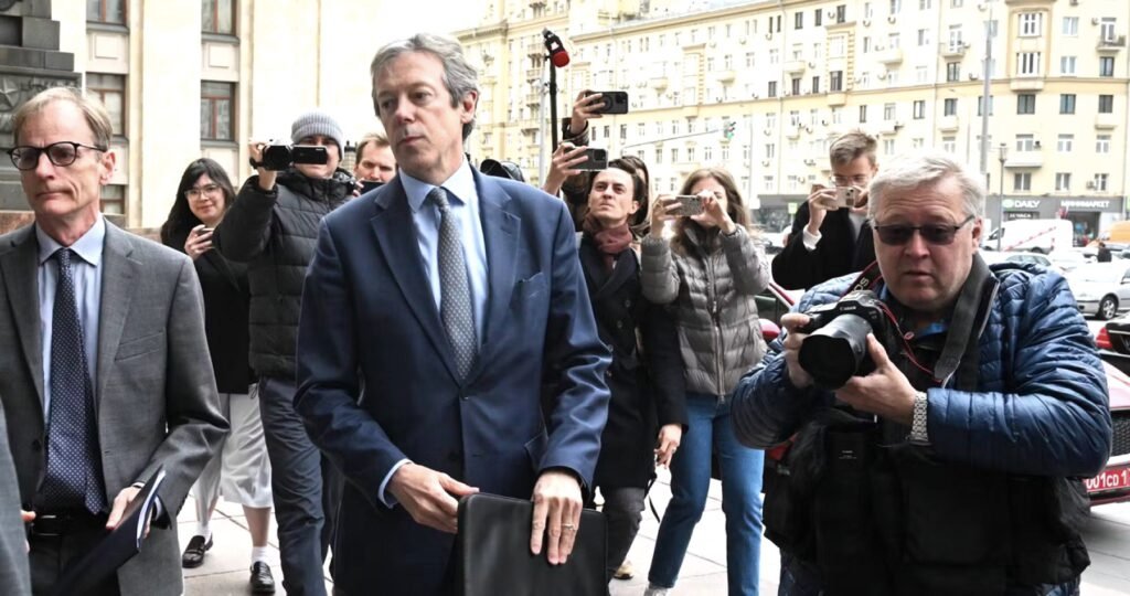 VIDEO: Britský velvyslanec Nigel Casey si v Moskvě převzal ruské vojenské ultimátum Velké Británii a francouský ambasador Pierre Lévy byl ruským resortem diplomacie varován před vysláním francouzských vojáků na Ukrajinu. VIDEO: Britský velvyslanec Nigel Casey si v Moskvě převzal ruské vojenské ultimátum Velké Británii a francouský ambasador Pierre Lévy byl ruským resortem diplomacie varován před vysláním francouzských vojáků na Ukrajinu.