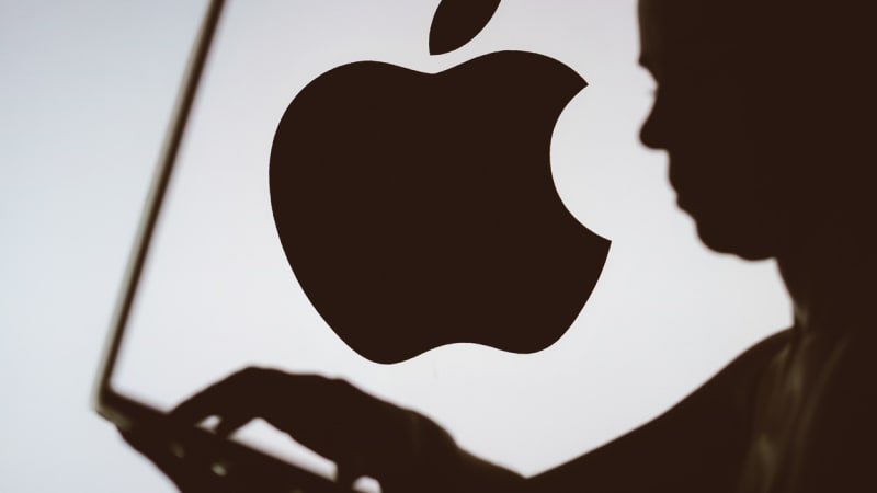 Apple představil umělou inteligenci. Chytřejší Siri se nelíbí Muskovi, hrozí zákazem iPhonů Apple představil umělou inteligenci. Chytřejší Siri se nelíbí Muskovi, hrozí zákazem iPhonů