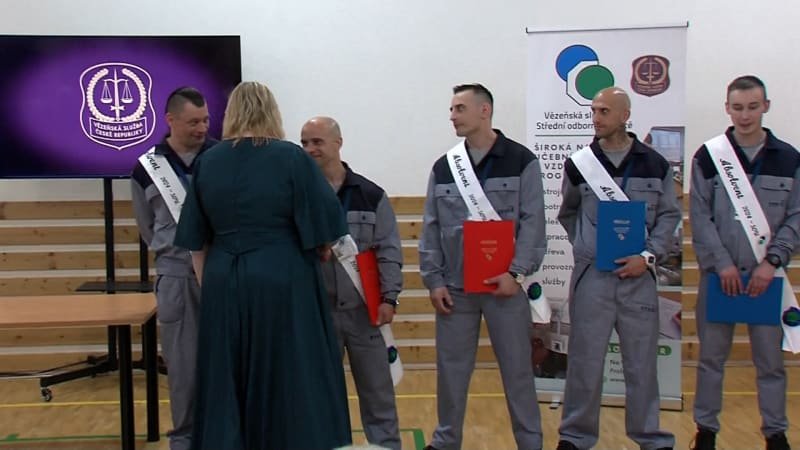 Slzy dojetí ve vězení na Českolipsku: Odsouzenci převzali výuční listy před hrdými příbuznými Slzy dojetí ve vězení na Českolipsku: Odsouzenci převzali výuční listy před hrdými příbuznými