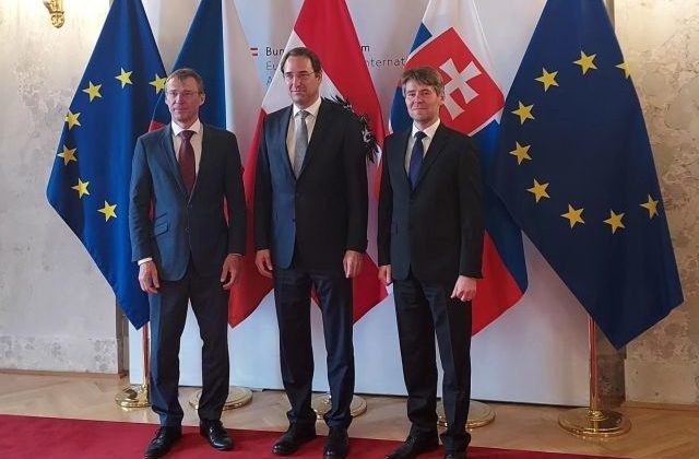 100126_zah-640x420.jpg Slovensko, Česko a Rakúsko pokračujú v regionálnej spolupráci, zástupcovia rokovali o energetike aj nelegálnej migrácii (foto)