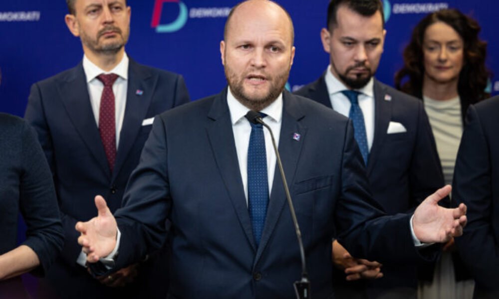 Exminister obrany Naď sa vrátil z Kanady a pôjde vypovedať v kauze Darca, na výsluch sa teší – VIDEO