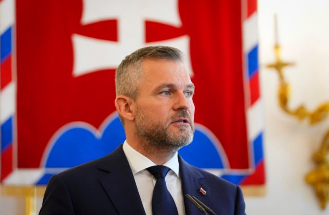 102824_slovakia_prime_minister_43588-640x420.jpg Smer dôrazne odmieta útoky opozície a médií na prezidenta Pellegriniho pre podpísanie zákona o STVR