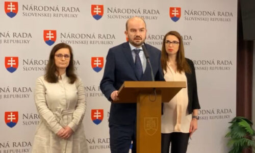 Eurovoľby ukázali slabý mandát SNS, uviedol Dubéci. Napriek tomu strana prináša na schôdzu NR SR tie najkontroverznejšie témy (video)