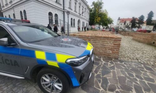 Slovenské súdy znova prehľadáva polícia, na linku 112 oznámil anonym bombový útok