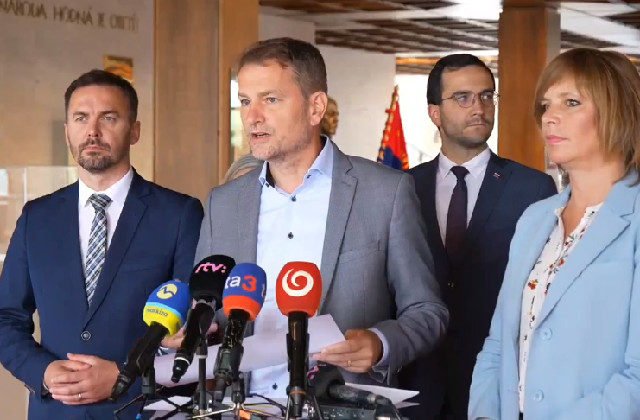 104345_matovicovci-640x420.jpg Vláda zneužíva útok a dáva Ficovi papalášske výhody, matovičovci požadujú stiahnutie tzv. lex atentát (video)