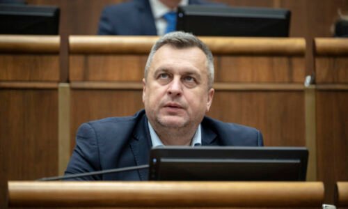 Návrh na zvýšenie príspevku na pohreb ide do druhého čítania, národniari ním chcú zabezpečiť finančnú podporu pre pozostalých
