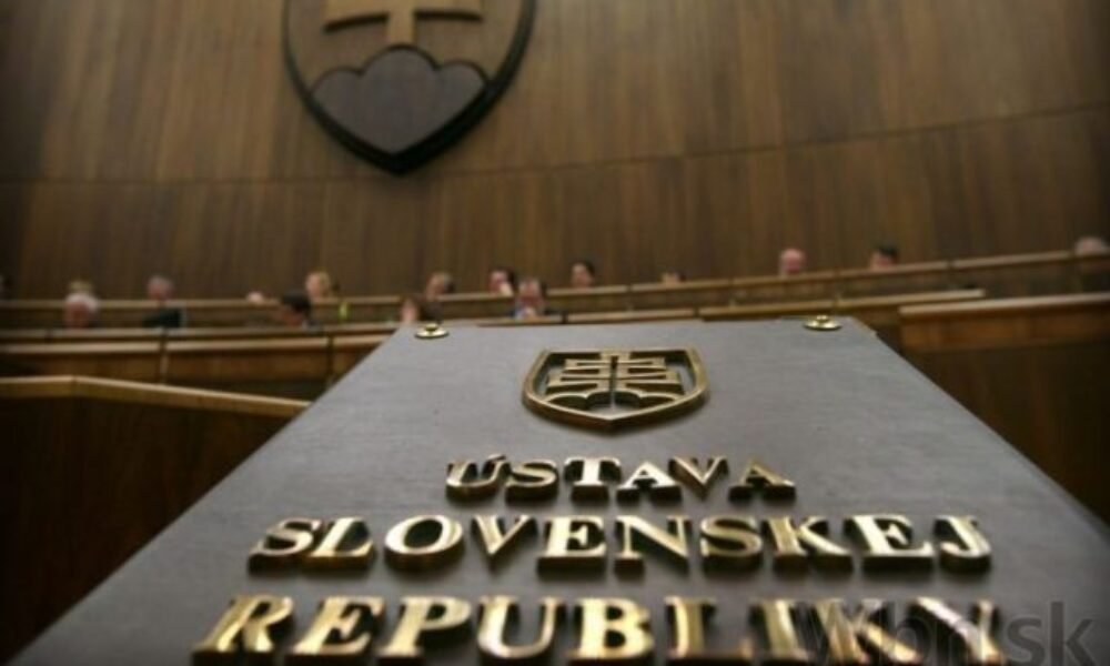 Občianske iniciatívy spúšťajú petíciu proti ústavnej novele, ktorá môže poškodiť menšiny aj médiá