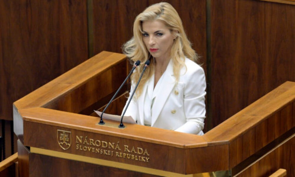 Šéfdirigent Štátnej filharmónie v Košiciach rezignoval, na internete ostro kritizoval ministerku Šimkovičovú