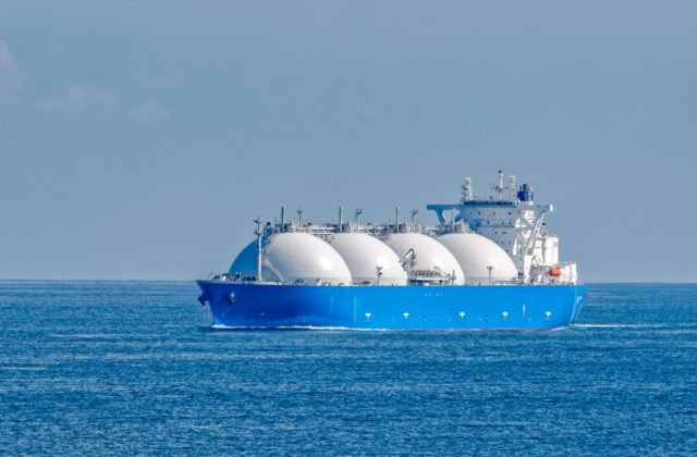 113370_gettyimages-823514072-640x420.jpg Únia zasiahne ruské energetické príjmy novým balíkom sankcií. Zamerané budú na export skvapalneného zemného plynu