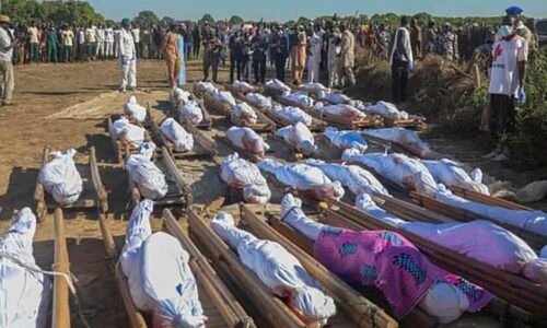 Masakr v Nigérii. Bombové útoky cílily na svatbu i pohřeb, mezi oběťmi jsou děti a těhotné ženy