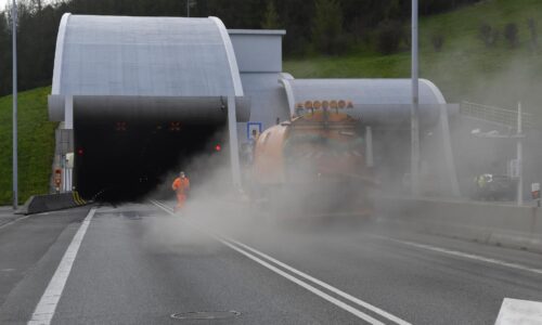 Pre zrážku dvoch áut uzatvorili tunel Branisko, zranilo sa šesť osôb vrátane detí