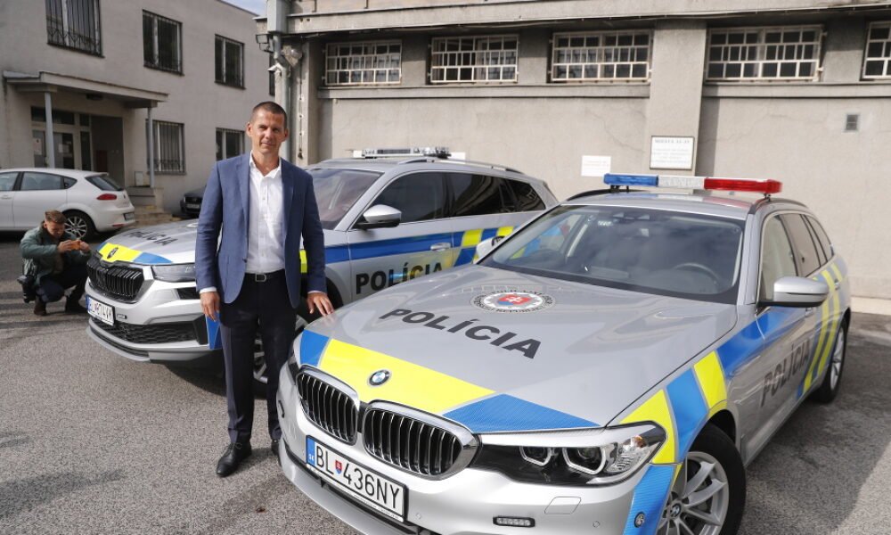 Policajti nechcú žlto-modré autá. Na polepy a metalízu sa zbytočne míňajú tisíce, kritizujú Hamranove nákupy