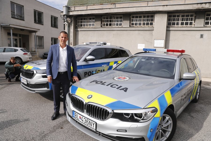 Policajti nechcú žlto-modré autá. Na polepy a metalízu sa zbytočne míňajú tisíce, kritizujú Hamranove nákupy Policajti nechcú žlto-modré autá. Na polepy a metalízu sa zbytočne míňajú tisíce, kritizujú Hamranove nákupy