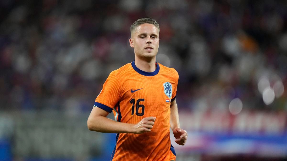 Poľutovaniahodný výkon. Legendy si podali holandského stredopoliara, tréner zasiahol už po polhodine