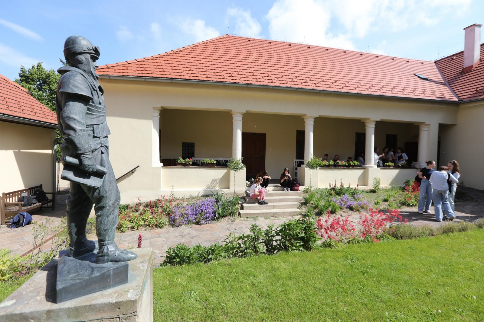Na Štefánikov kraj sa kandidáti do europarlamentu vykašľali. Ako zvyčajne (+FOTOGALÉRIA) Na Štefánikov kraj sa kandidáti do europarlamentu vykašľali. Ako zvyčajne (+FOTOGALÉRIA)