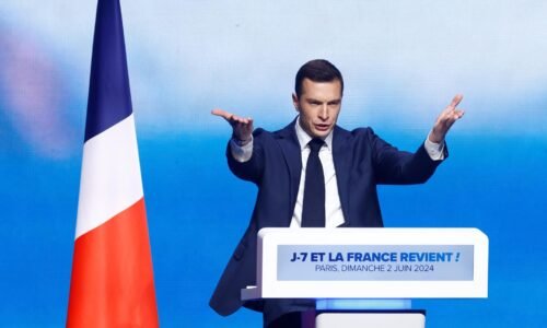 Macronov krok do neznáma. Novým francúzskym premiérom by sa mohol stať europoslanec Bardella