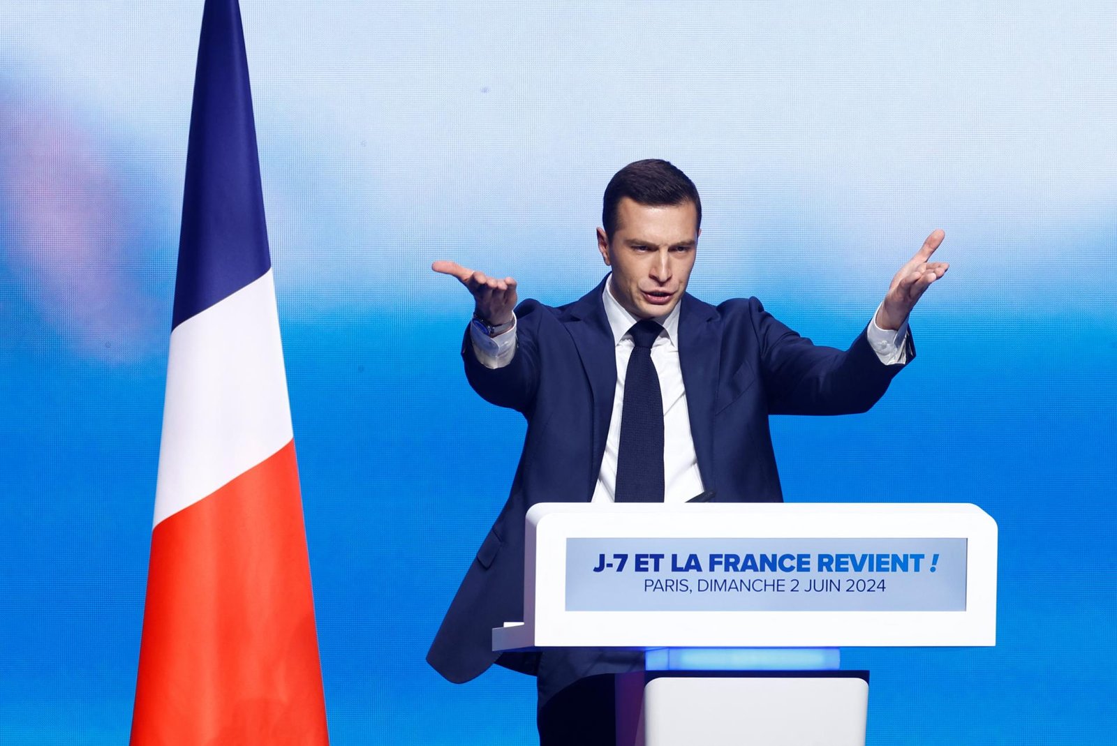 Macronov krok do neznáma. Novým francúzskym premiérom by sa mohol stať europoslanec Bardella