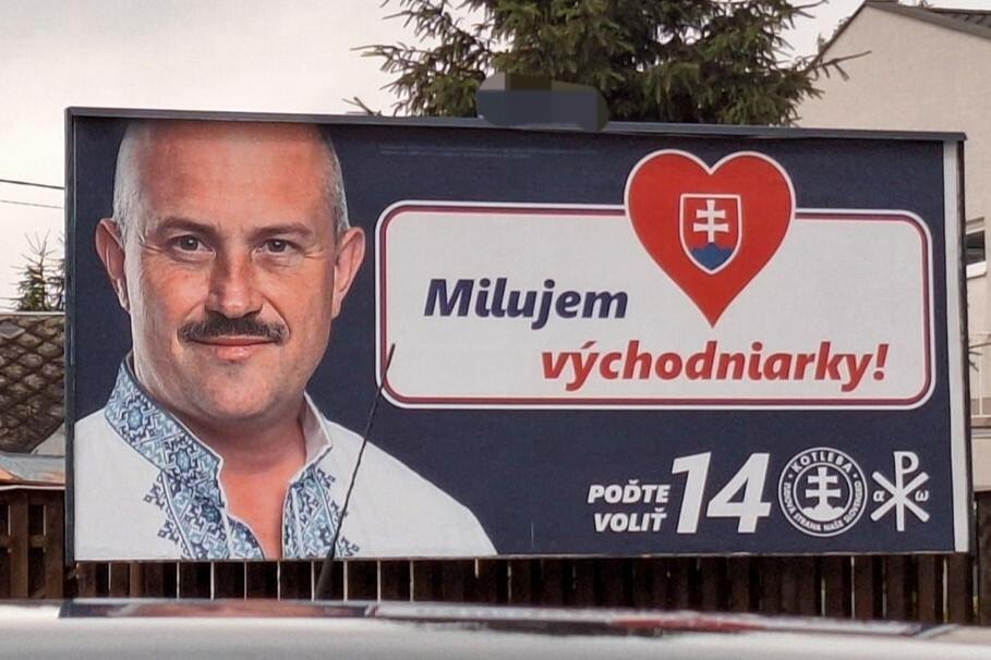 Milujem východniarky, hlása Kotleba na bilbordoch. V ukrajinskej košeli Milujem východniarky, hlása Kotleba na bilbordoch. V ukrajinskej košeli