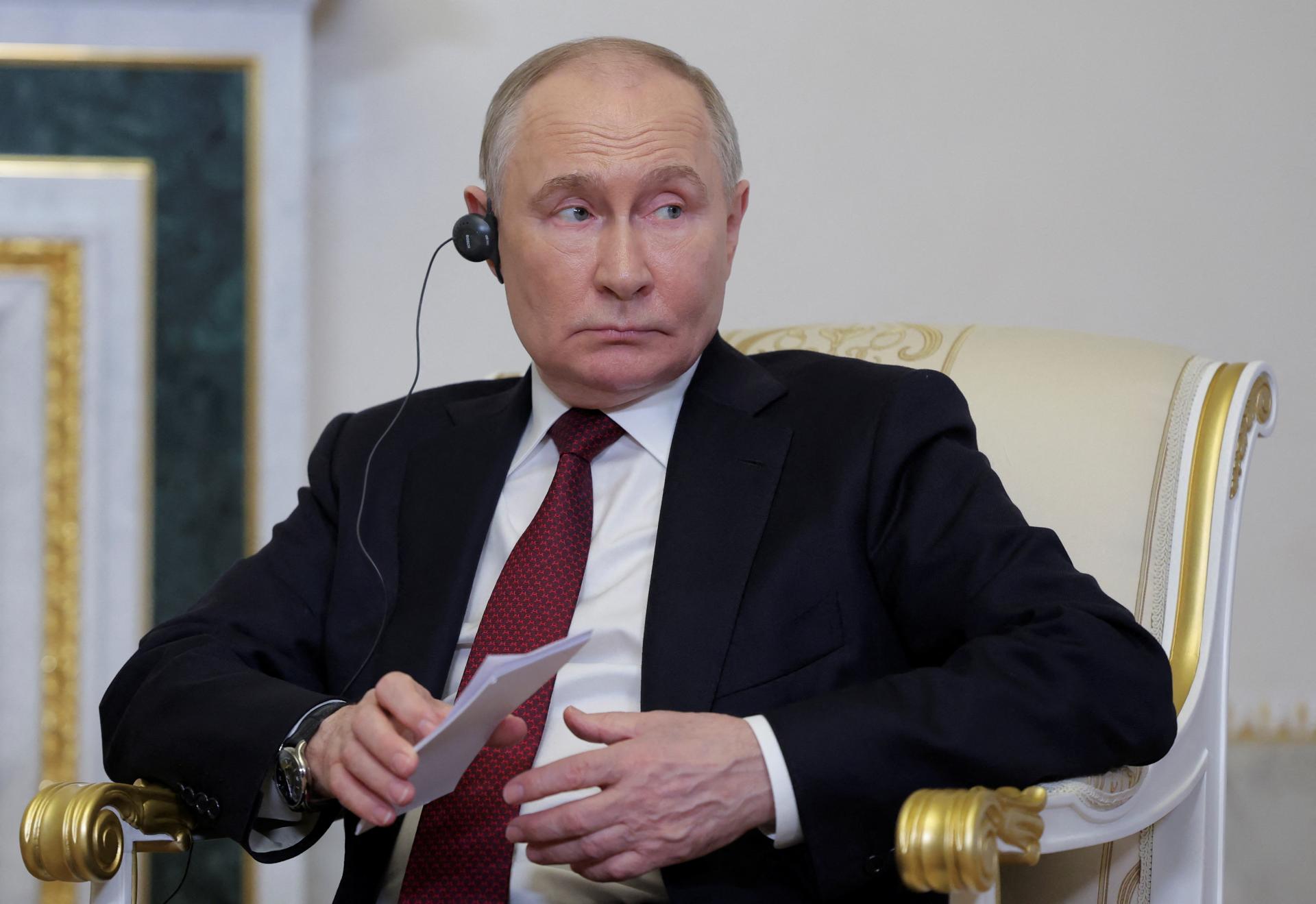 Putin uprostred vojny hľadí z ruského okna do Európy na východ, píše Reuters o investičnom fóre v Petrohrade