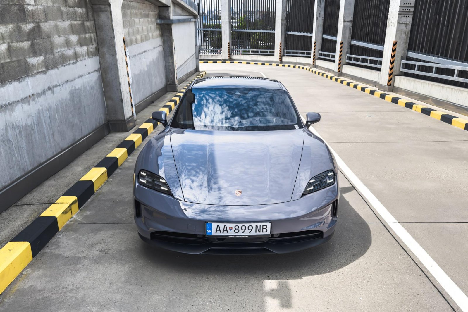 Vyskúšali sme jeden z top elektromobilov na trhu. Bežnú prémiu odsúva na druhú koľaj Vyskúšali sme jeden z top elektromobilov na trhu. Bežnú prémiu odsúva na druhú koľaj