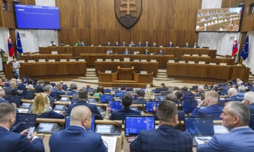 Parlament schválil návrh SNS. Zamestnanci budú môcť rekreačný poukaz preniesť na rodiča