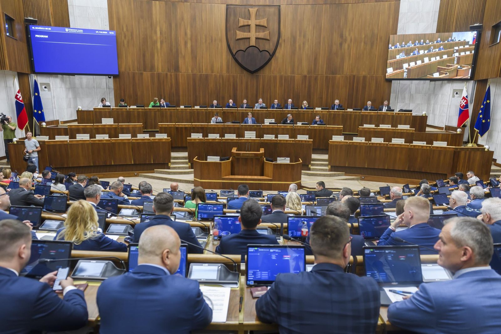 Parlament schválil návrh SNS. Zamestnanci budú môcť rekreačný poukaz preniesť na rodiča Parlament schválil návrh SNS. Zamestnanci budú môcť rekreačný poukaz preniesť na rodiča