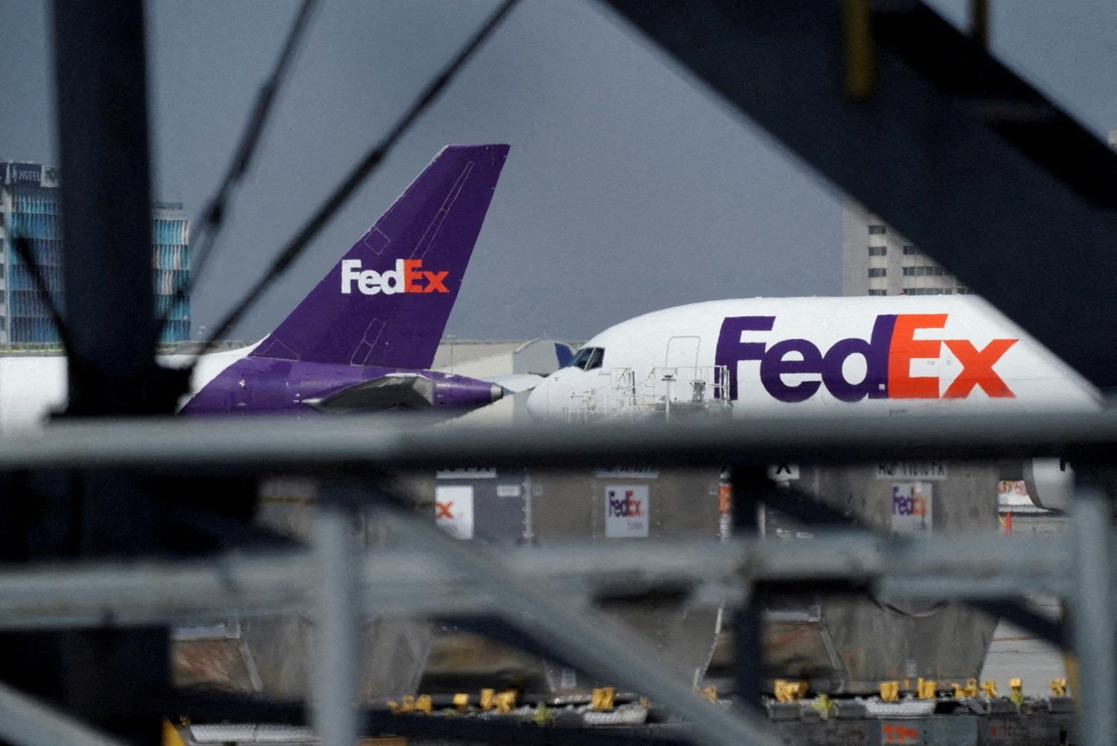 FedEx plánuje zrušiť v Európe do 2000 pracovných miest v oblasti back-office FedEx plánuje zrušiť v Európe do 2000 pracovných miest v oblasti back-office