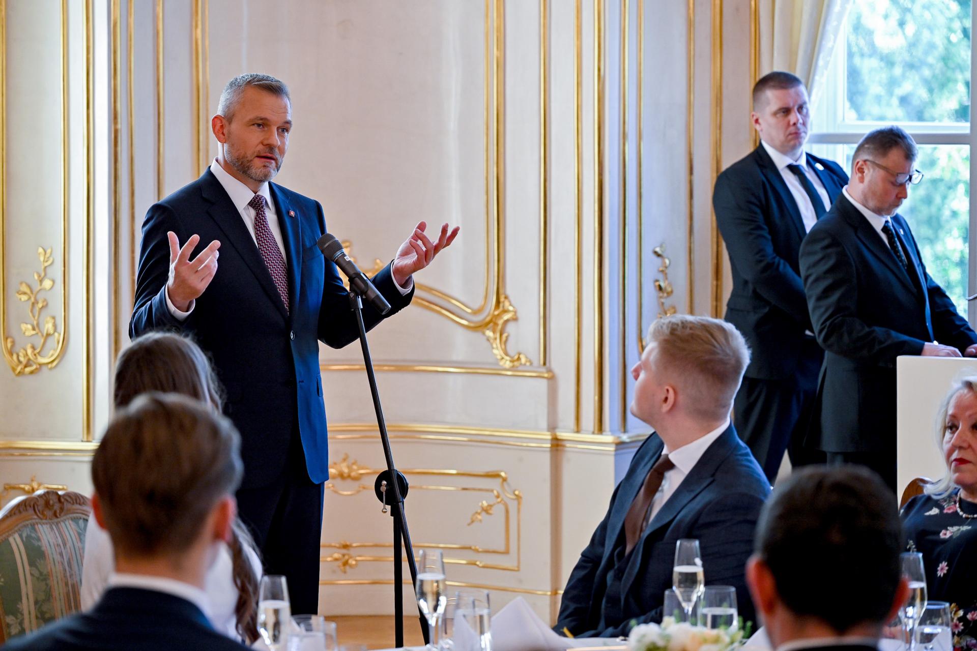 S prezidentom Pellegrinim prišla do paláca najvyššia politická liga