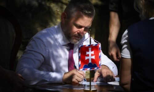 Oficiálny koniec RTVS. Pellegrini podpísal zákon o Slovenskej televízii a rozhlase