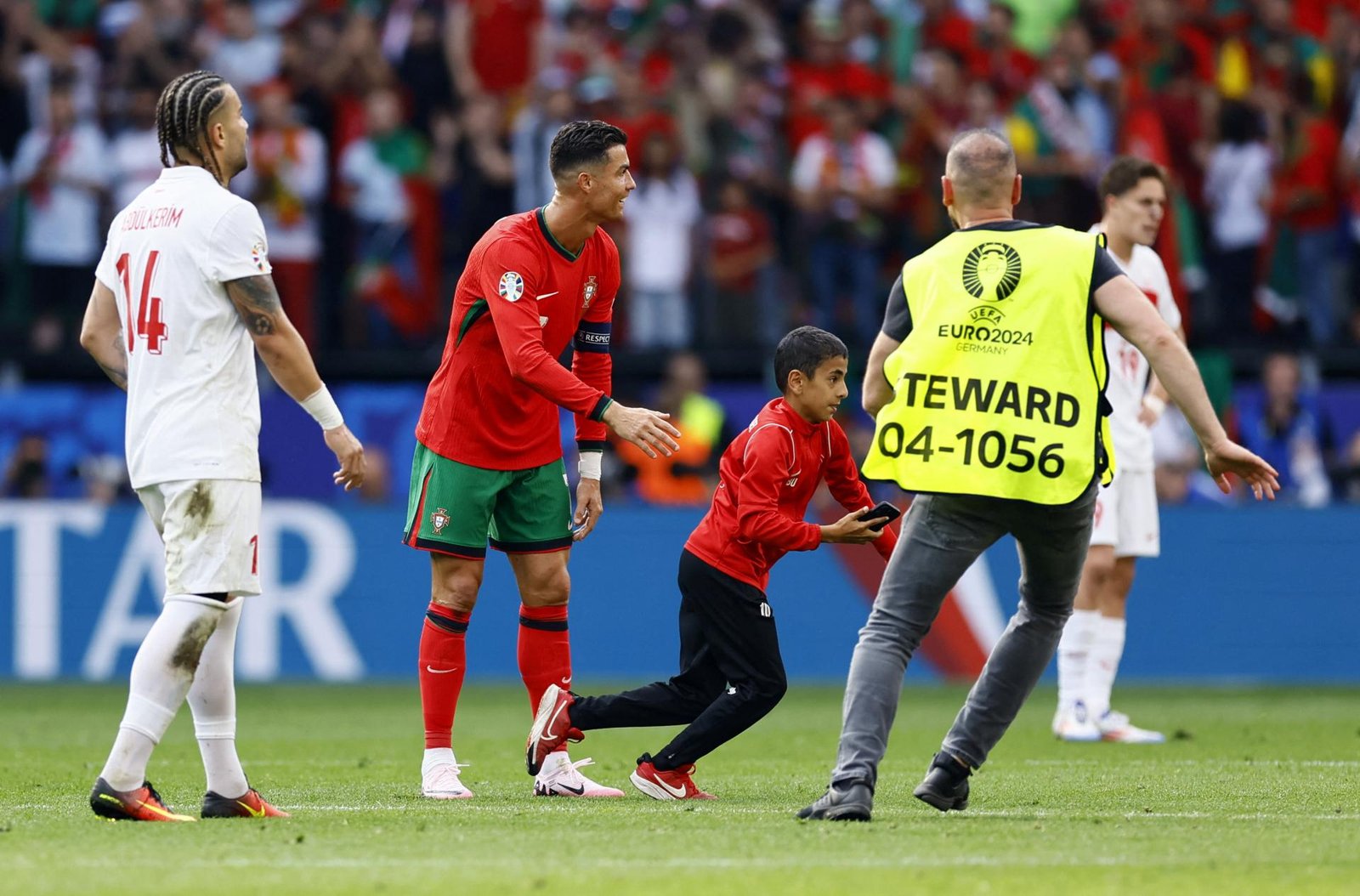 UEFA sprísni bezpečnostné opatrenia počas turnaja. Na ihrisko vbehli fanúšikovia, chceli selfie s Ronaldom UEFA sprísni bezpečnostné opatrenia počas turnaja. Na ihrisko vbehli fanúšikovia, chceli selfie s Ronaldom