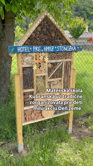 Trenčín : Materská škola Kubranská má aj vďaka dotácii od mesta Trenčín nové domčeky pre hmyz. #materskaskola #kubra #trencin #domcekyprehmyz #denzeme #chranimeprirod…