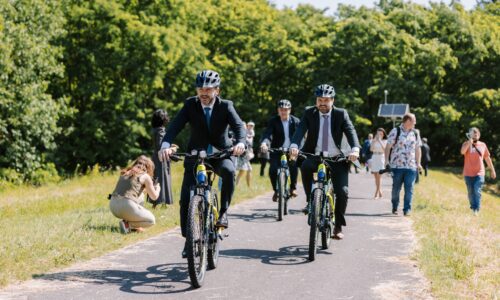 Branislav Becík:  Dnes som sa v Kravanoch nad Dunajom zúčastnil slávnostného otvorenia posledného úseku medzinárodnej cyklotrasy EuroVelo6, ktorý finančne podporil aj Nitria…