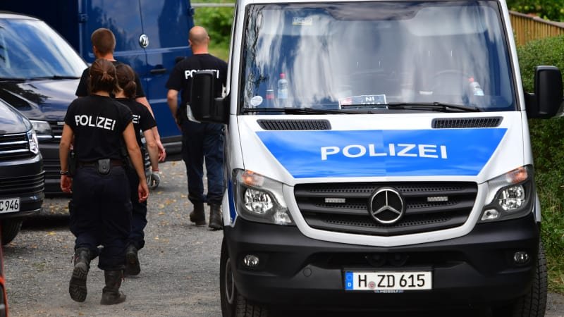 Muž s cepínem útočil v dějišti EURO poblíž fanoušků. Měl i Molotovův koktejl, policie střílela Muž s cepínem útočil v dějišti EURO poblíž fanoušků. Měl i Molotovův koktejl, policie střílela