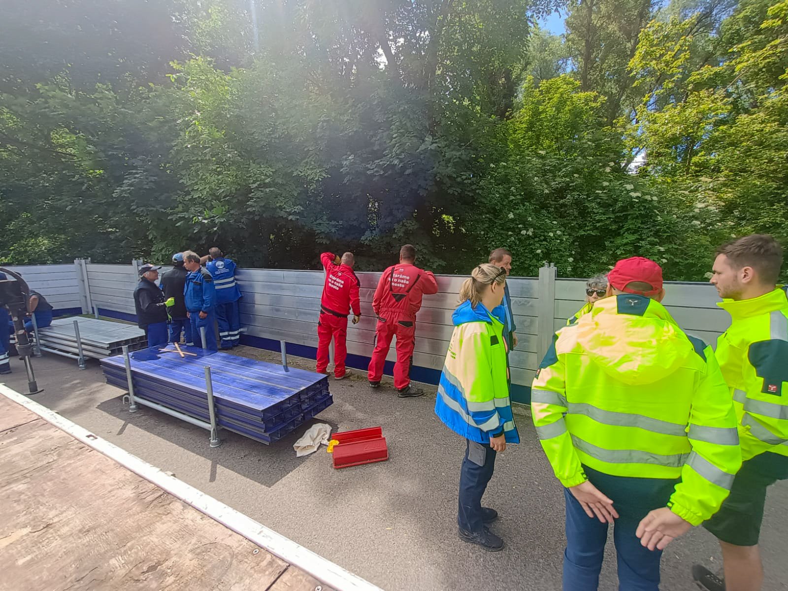 447479432_758464646473414_7152019762922028074_n.jpg Bratislava: Na stúpajúcu hladinu vodných tokov sa zodpovedne pripravujeme
V predošlých dňoch sme spoločne s Hasičským a záchranným zborom a ďalšími kľúčovými aktérmi …