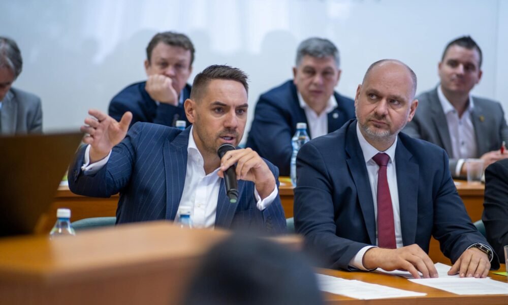 Gyimesi György: A NYUGAT DŐZSÖL, MI PEDIG…? DE HISZ TUDJÁTOK! 

Gazdaságilag térdre kényszerítjük Oroszországot! Oroszország vérzik! Az orosz hadseregnek fél éven belül ne…