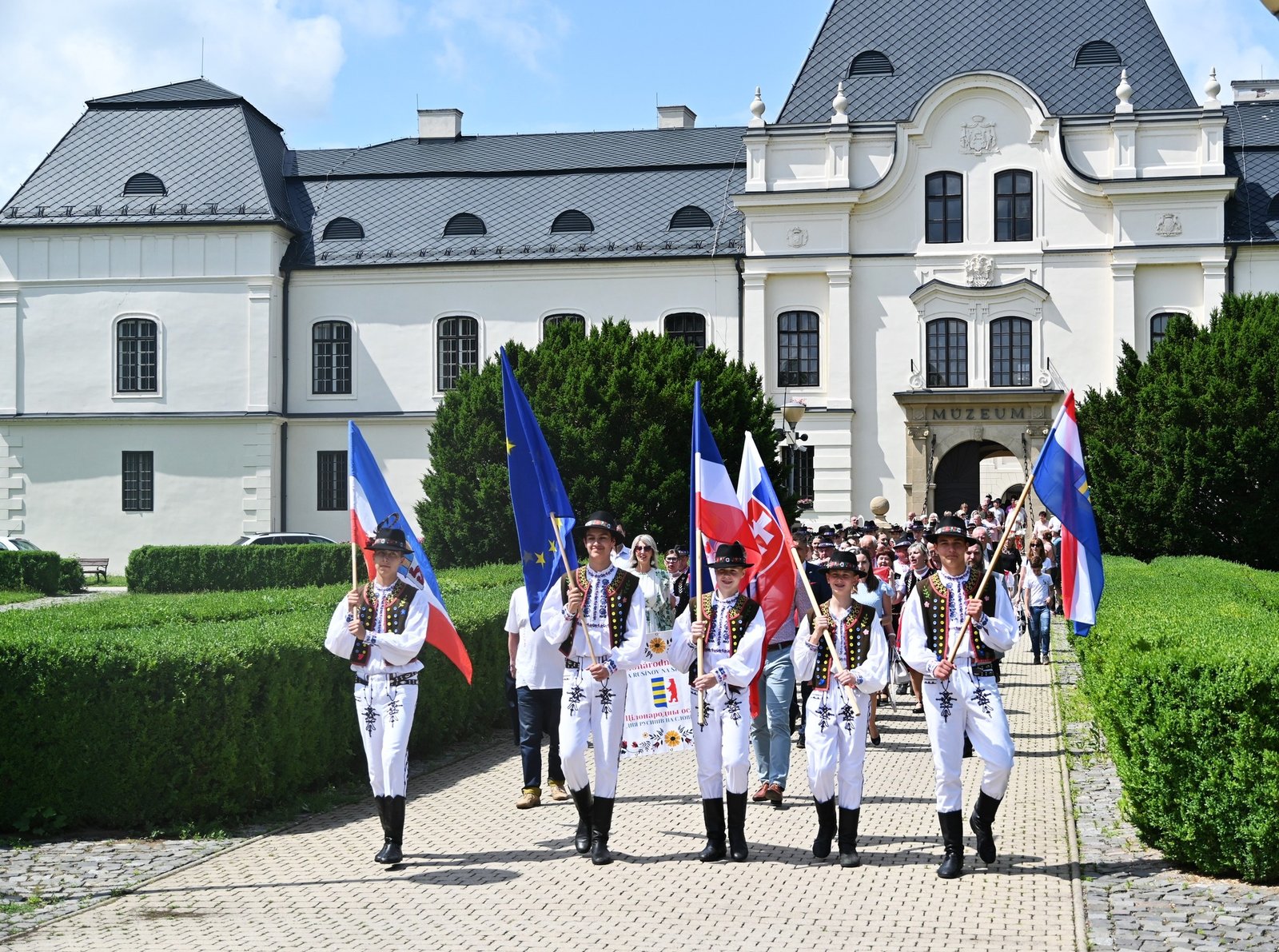 447887005_839076714917358_2847743511716797932_n.jpg Humenné: Celonárodné oslavy Dňa Rusínov na Slovensku kaštieľ – prezentácia regiónov Stará Ľubovňa – SS Litmanivka Bardejov – sestry Kováčové Svidník – FS Makovi…