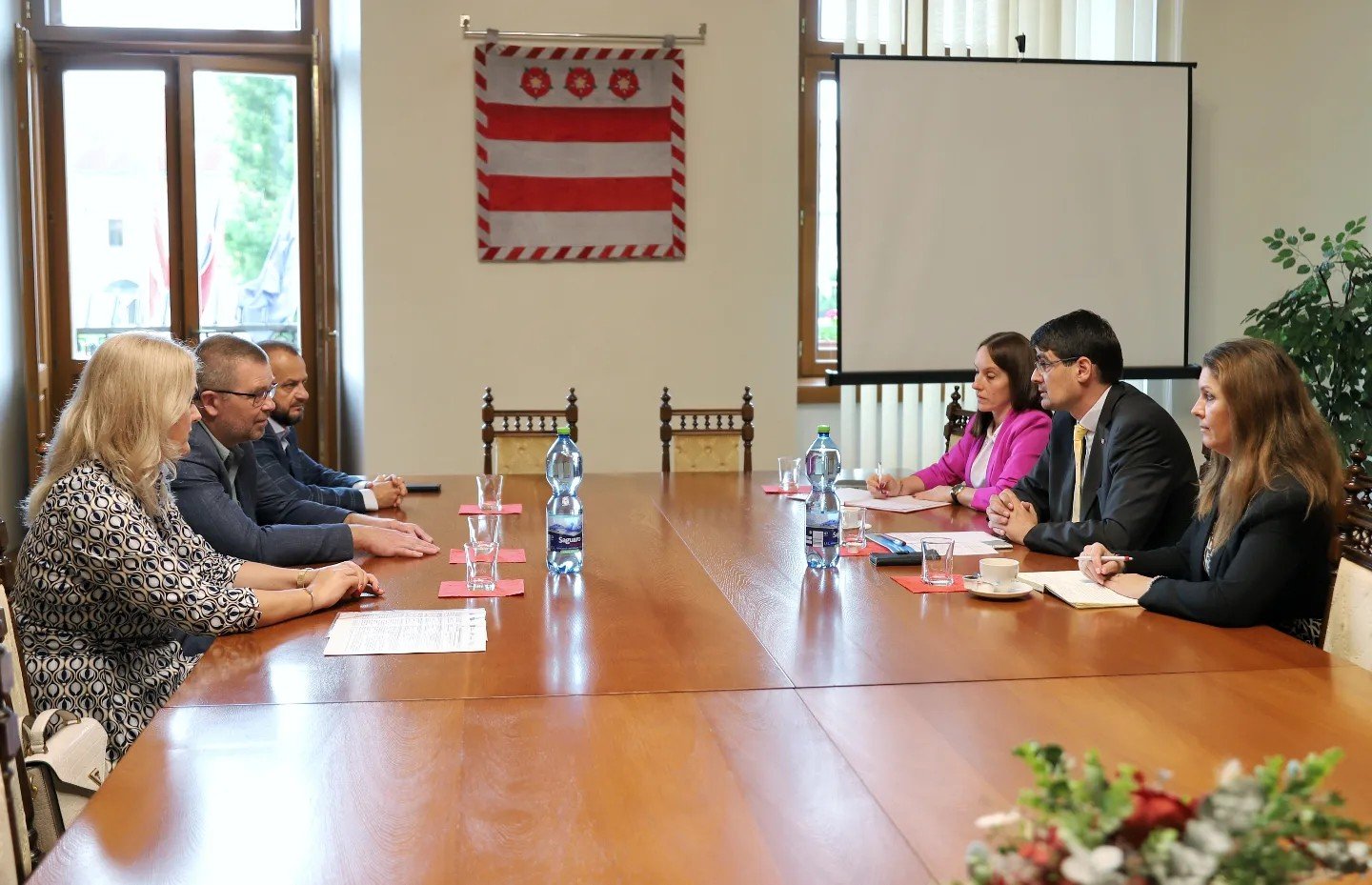 448180446_851374517018133_8025948014200513993_n.jpg REZORT SPRAVODLIVOSTI HĽADÁ V SPOLUPRÁCI S MESTOM PREŠOV NOVÉ RIEŠENIE PRE ODÍDENCOV
Štátny tajomník Ministerstva spravodlivosti Slovenskej republiky Mich…