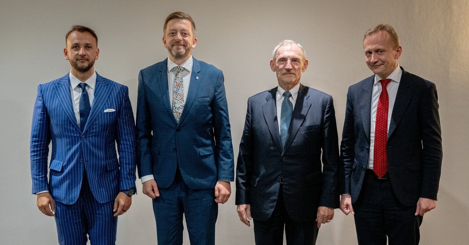 448278704_866691545487579_4754697483107584562_n.jpg STRETNUTIE MINISTROV VNÚTRA V4 V LUXEMBURGU
Včera večer sa v Luxemburgu konalo stretnutie ministrov vnútra krajín V4 pod záštitou českého predsedníctva.
…