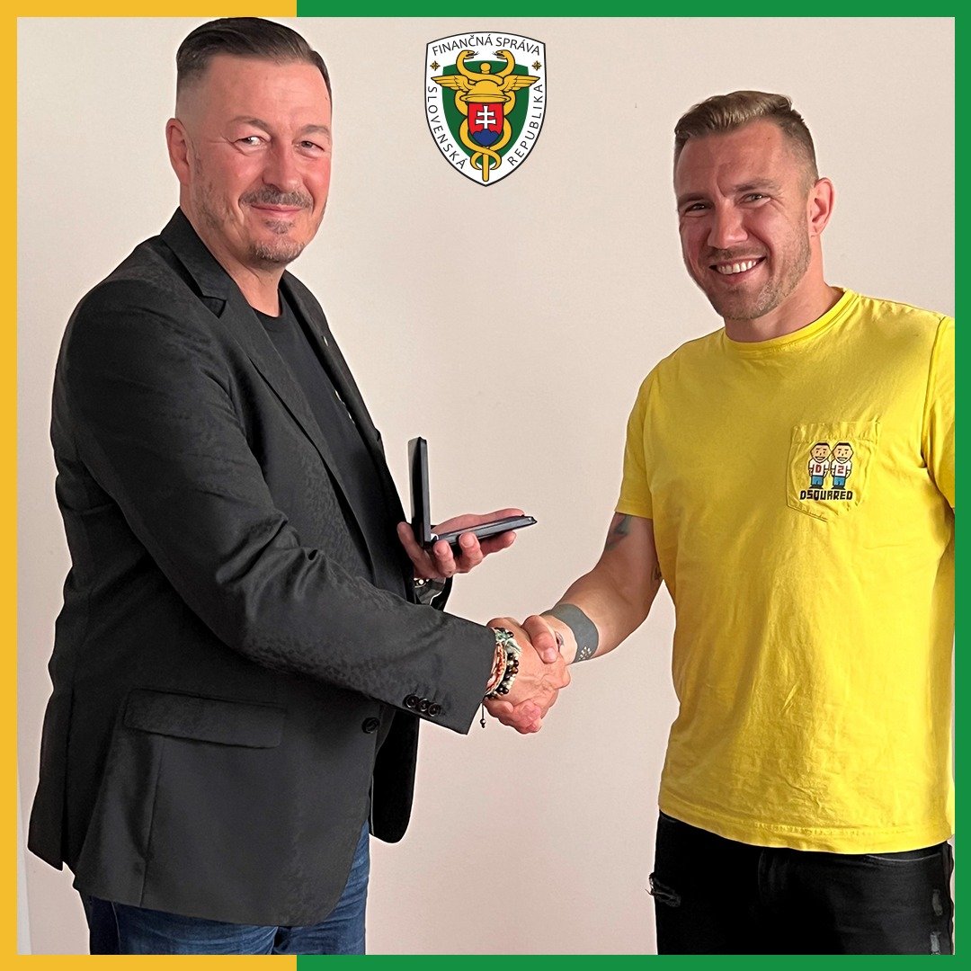 448323050_860945536073187_5117219153360839378_n.jpg FUTBALISTA ERIK JENDRIŠEK – TERAZ KOPE ZA NÁS!
Dnes sa začínajú majstrovstvá Európy vo futbale a jedným z komentátorov dnešného zápasu (Nemecko-Škótsko) n…