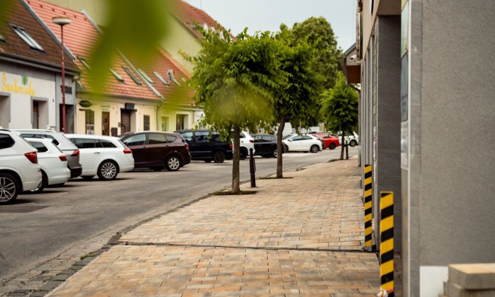 Trnava : V TRNAVE PRIBUDLO VYŠE 590 METROV ZREKONŠTRUOVANÝCH CHODNÍKOV

Od konca februára do konca mája tohto roku boli zrekonštruované chodníky na Pekárskej a Hlbok…