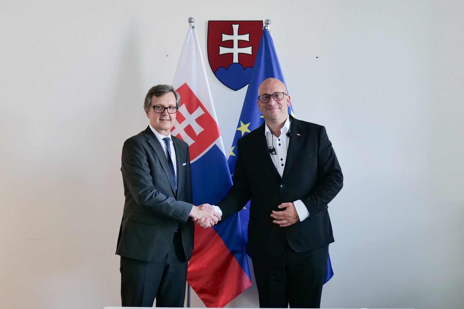 448574505_859794549516797_9121170752078489725_n.jpg ROKOVANIE S RAKÚSKYM VEĽVYSLANCOM
Spolu s rakúskym veľvyslancom Johanessom Wimmerom sme hovorili hlavne o železničných projektoch ako prebiehajúca elektri…