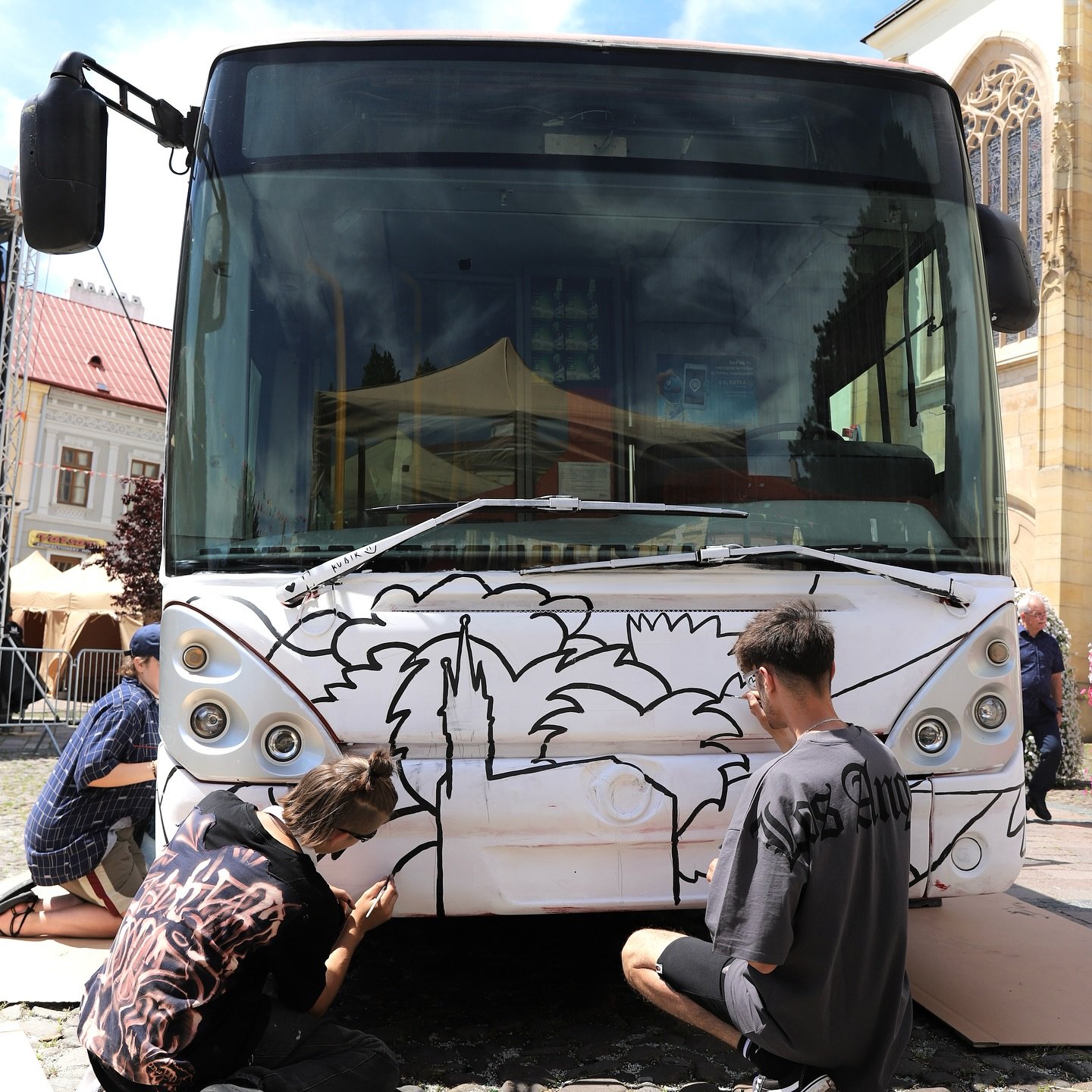 448731284_18238378279265109_8673055916749102044_n.jpg Prešov: AUTOBUS PLNÝ UMENIA
Študenti zo Školy umeleckého priemyslu v Prešove maľujú vyradený autobus, ktorý nám pri príležitosti Dní mesta Prešov 2024 daroval DPM…