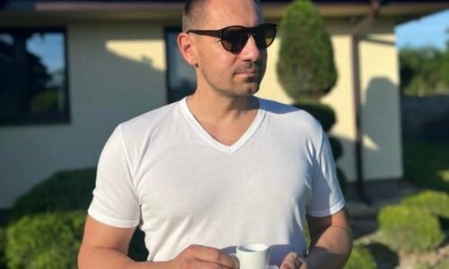 Gyimesi György: Dnes bez politiky, zato s ristrettom a v dobrej spoločnosti Nepotrebujeme ani bratislavskú kaviareň. Ma politikamentesen, kávéval a kezemben élvezem a j…