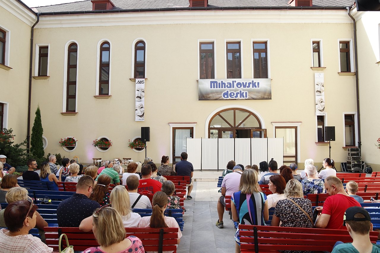 448944030_788745150061353_645448587735307104_n.jpg Michalovce: Kto bol tento piatok v átriu mestského úradu zažil poriadnu dávku humoru, drámy a iných emócií, ktoré dokáže divákom priniesť divadelné umenie a obľúbené M…