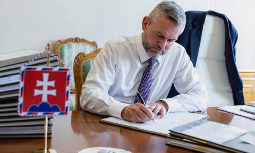 Tomáš Drucker: Prvý zákon, ktorý popdpísal pán prezident Peter Pellegrini je zákon týkajúci sa školstva. Pán prezident, ďakujeme za túto symboliku! 
 #vzdelavanie #rodina …