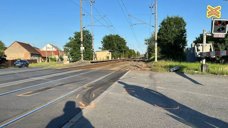 Na Kroměřížsku se srazila dvě auta. Jedno skončilo v kolejišti, vlaky nejezdí Na Kroměřížsku se srazila dvě auta. Jedno skončilo v kolejišti, vlaky nejezdí