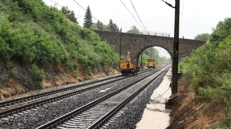 Zmatky na železnici. Kvůli podmáčené trati u Ústí nepojede řada vlaků, zřejmě až do čtvrtka Zmatky na železnici. Kvůli podmáčené trati u Ústí nepojede řada vlaků, zřejmě až do čtvrtka